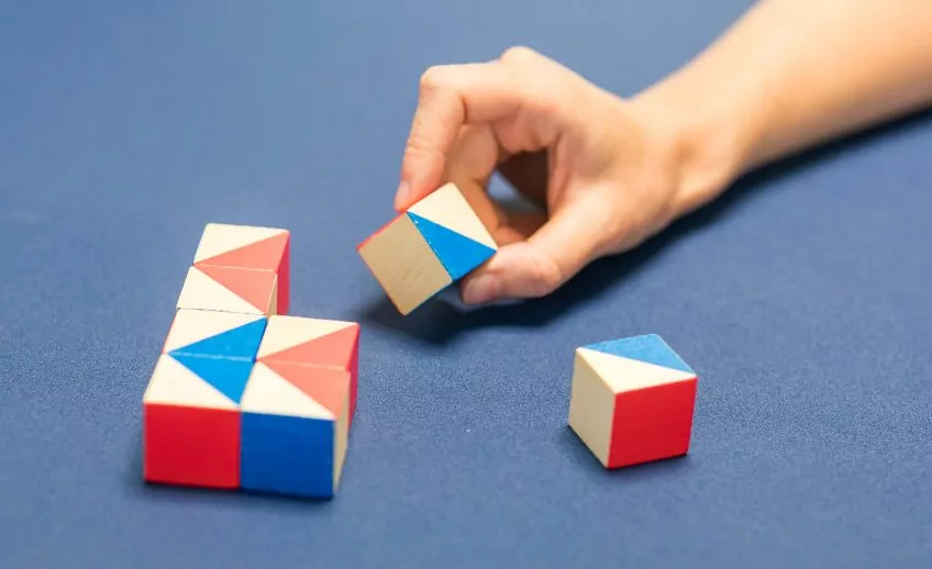 Hand, die mit Würfeln übt